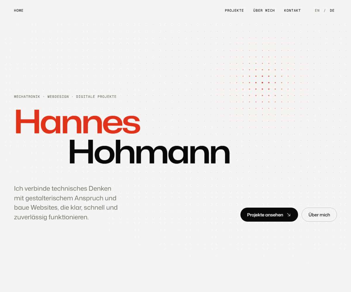 Die Startseite dieser Website mit dem Namen Hannes Hohmann in Rot und Schwarz auf einem Punktraster.
